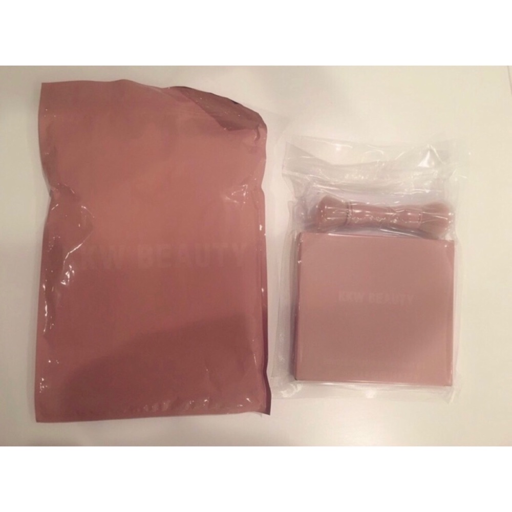 KKW Powder Contour Kit in Light *NEW IN PACKAGING*